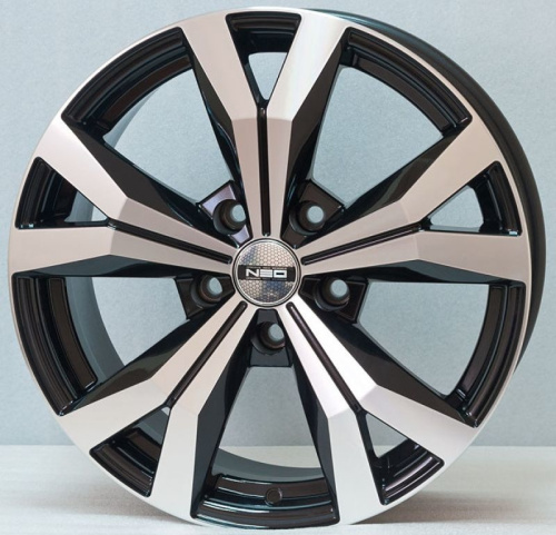Колесный диск Neo 715 7.5x17/5x130 D71.6 ET50 Глянцевый черный с полированной лицевой частью купить в Самаре фото №1